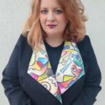 Zorana nosi sako koji je sama sašila i drži prekrštene ruke