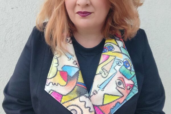 KAKO RUČNI RAD KROJI UNIKATNI ŠARENI SVET? Zorana nosi sako koji je sama sašila i drži prekrštene ruke