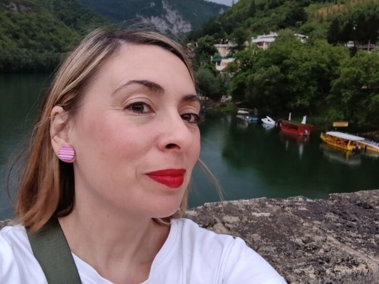 Tihi ženski glas koji nadjačava buku