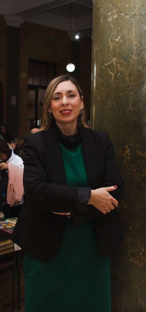 Marija stoji pored stuba na fakultetu