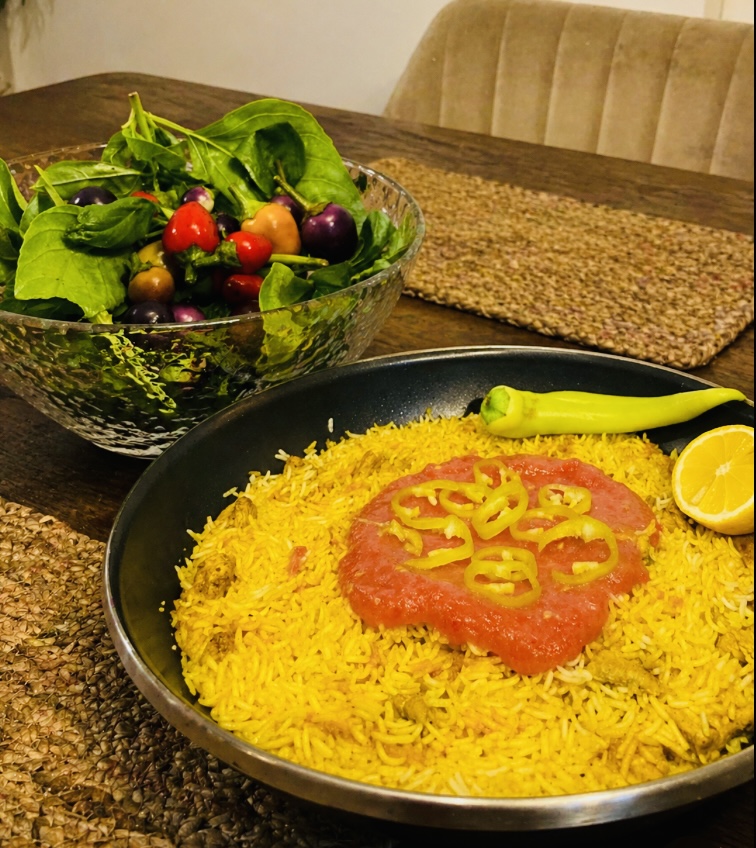 tajni sastojci za ljubav su odmerenost i razumevanje, te u njoj ima mesta za osveženje (salata sa maslinama i cherry paradajzom) i zdravu ljutnju (pirinač sa povrćem i ljutim papričicom)